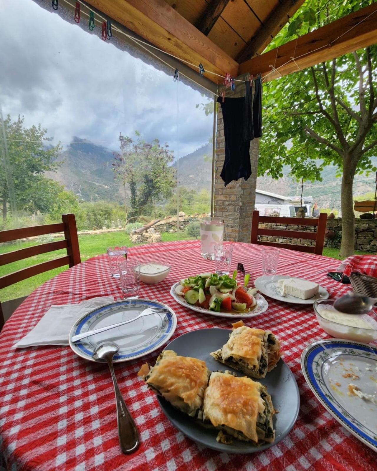 Bujtina Peshtan Guesthouse&Camping Tepelene Zewnętrze zdjęcie